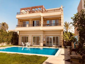 Lovely 5- bedroom with Overflow Pool with Nice Garden at Green Oasis Resort